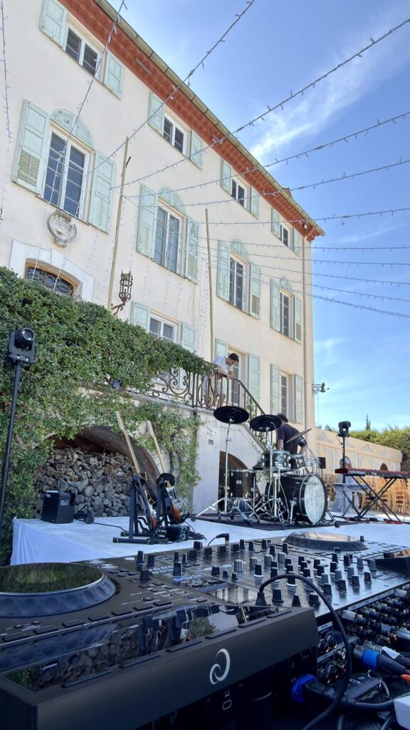 Scène du live band et platines du DJ dans la cour de la Bastide du Roy à Antibes