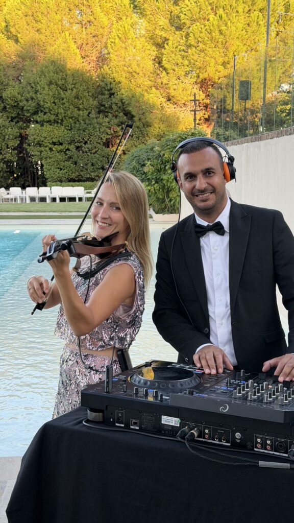 Brice Adel, DJ, avec la violoniste Alina pendant le cocktail d'un mariage à la Bastide du Roy