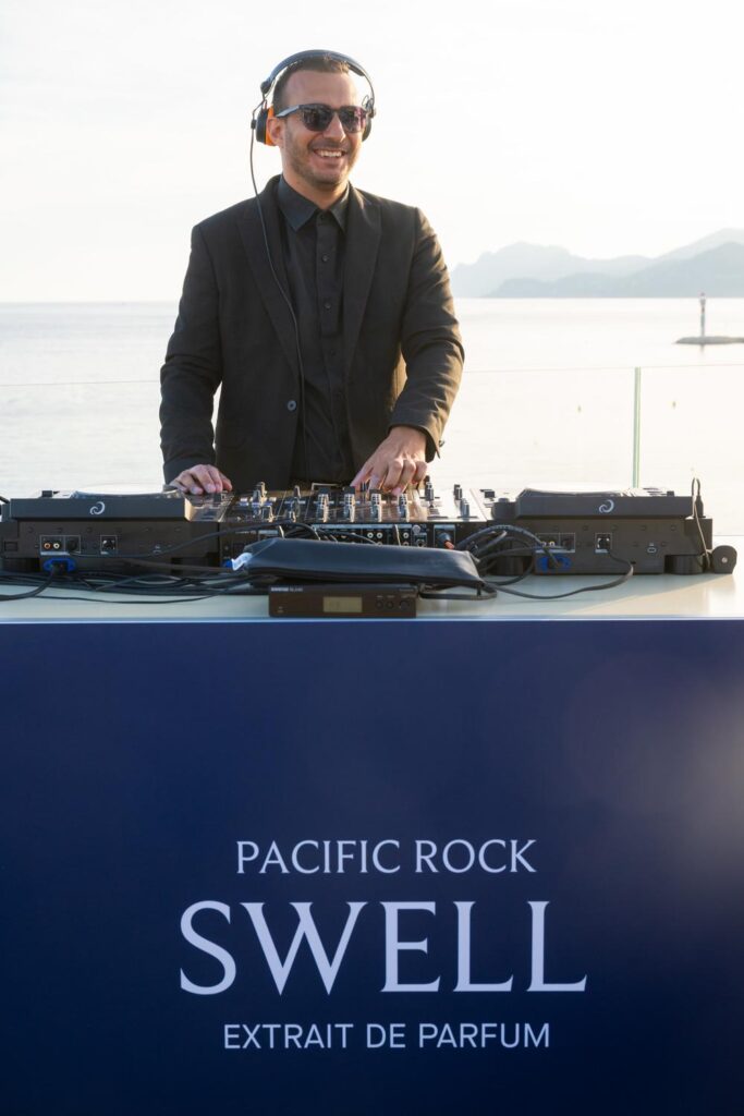 Brice Adel en DJ set lors d'un lancement de parfum à Cannes pendant le TFWA