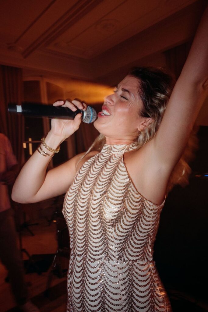 Chanteuse live sur la piste de danse lors d'un mariage, en duo avec le DJ