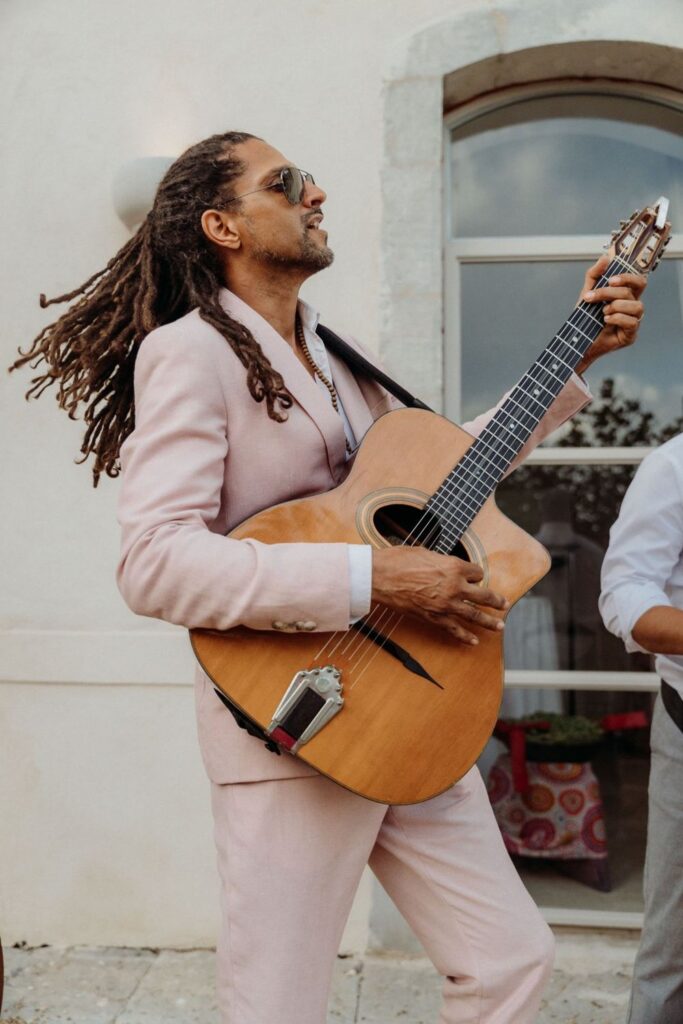 Guitariste acoustique pendant le cocktail d'un mariage en Provence