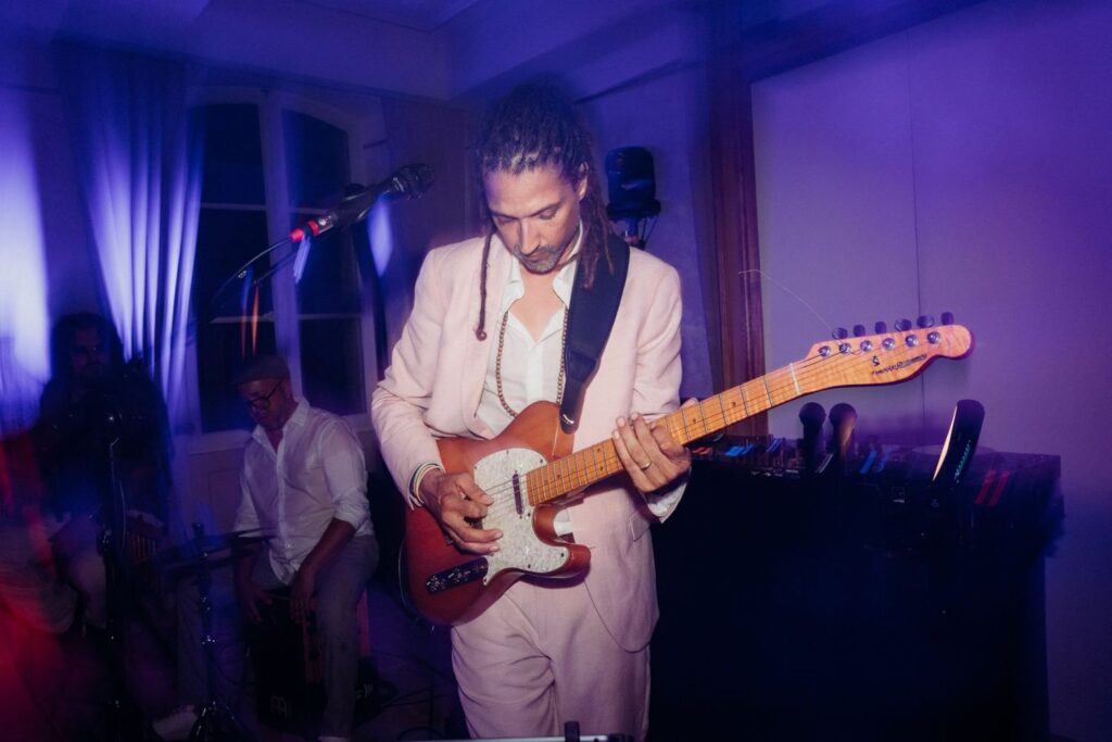 Guitariste électrique en live pendant la soirée d'un mariage
