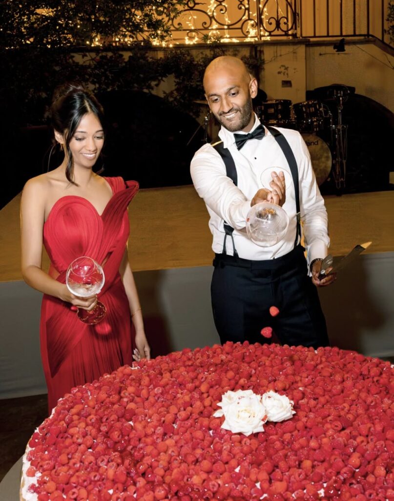 Reshmi et Aron autour du gâteau aux framboises lors de leur mariage à la Bastide du Roy, Antibes