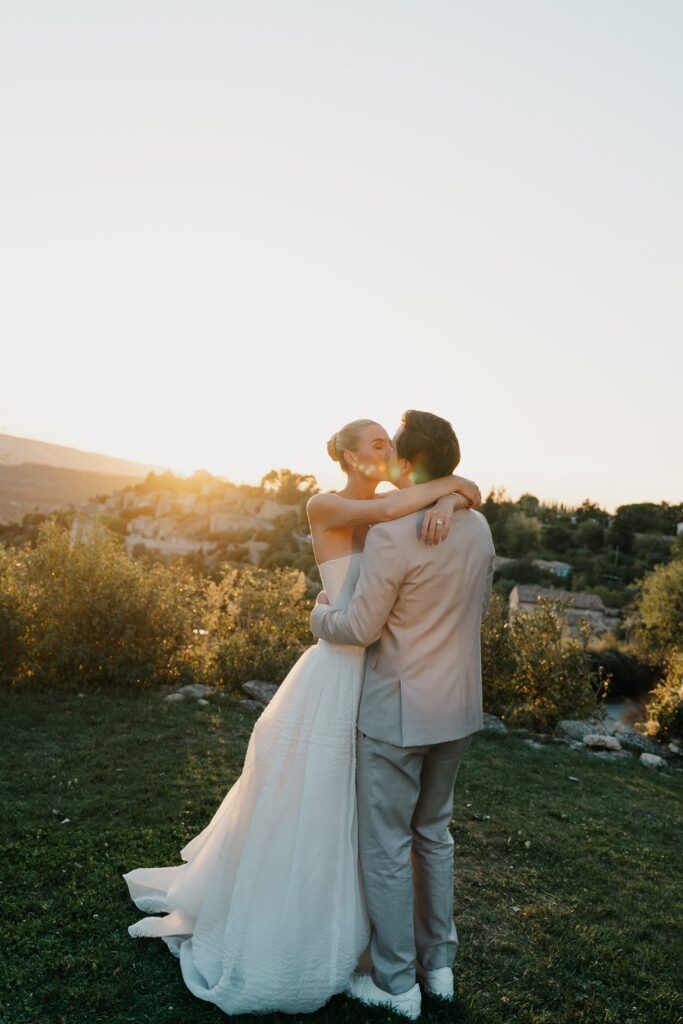 Christy et Max au coucher du soleil face au Luberon, mariage à Capelongue, Bonnieux