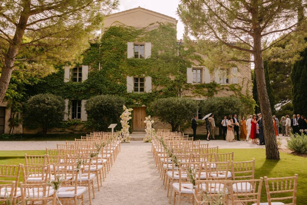 Cérémonie de mariage en extérieur au Domaine de Canaille à Cassis