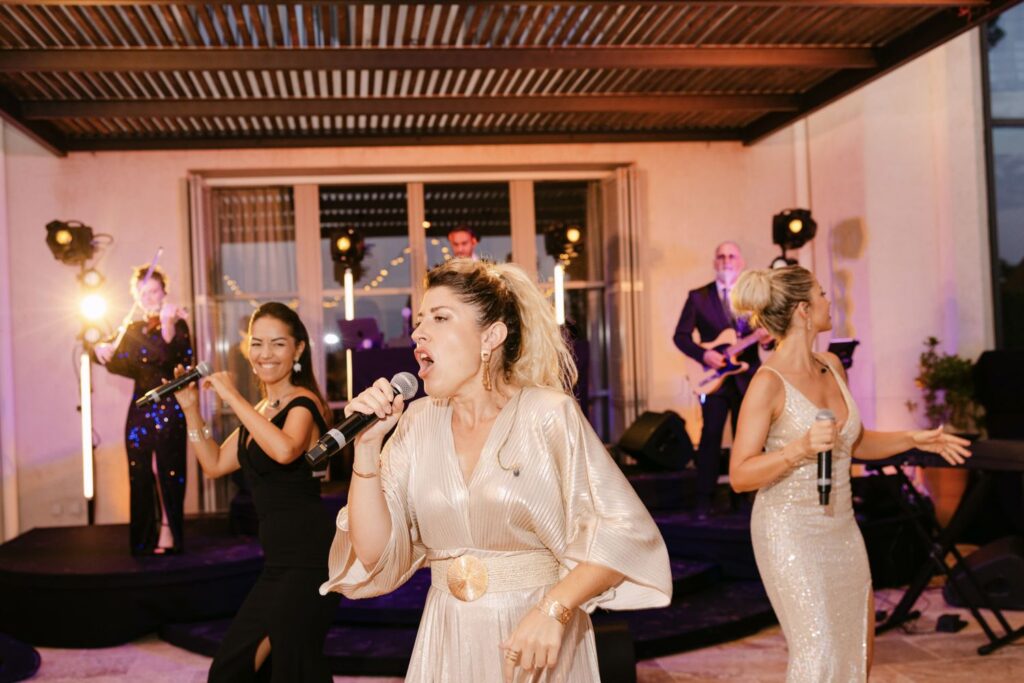 Chanteuses et musiciens live sur la piste, mariage au Domaine de Canaille à Cassis