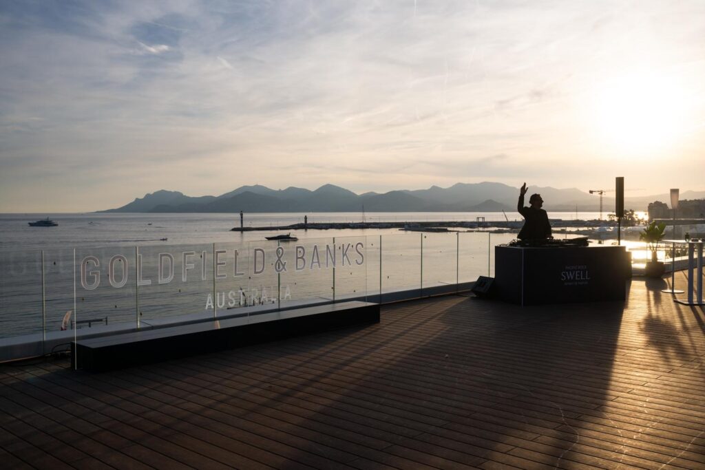 Rooftop face à la baie de Cannes au coucher du soleil, DJ set pour un événement du TFWA 2026