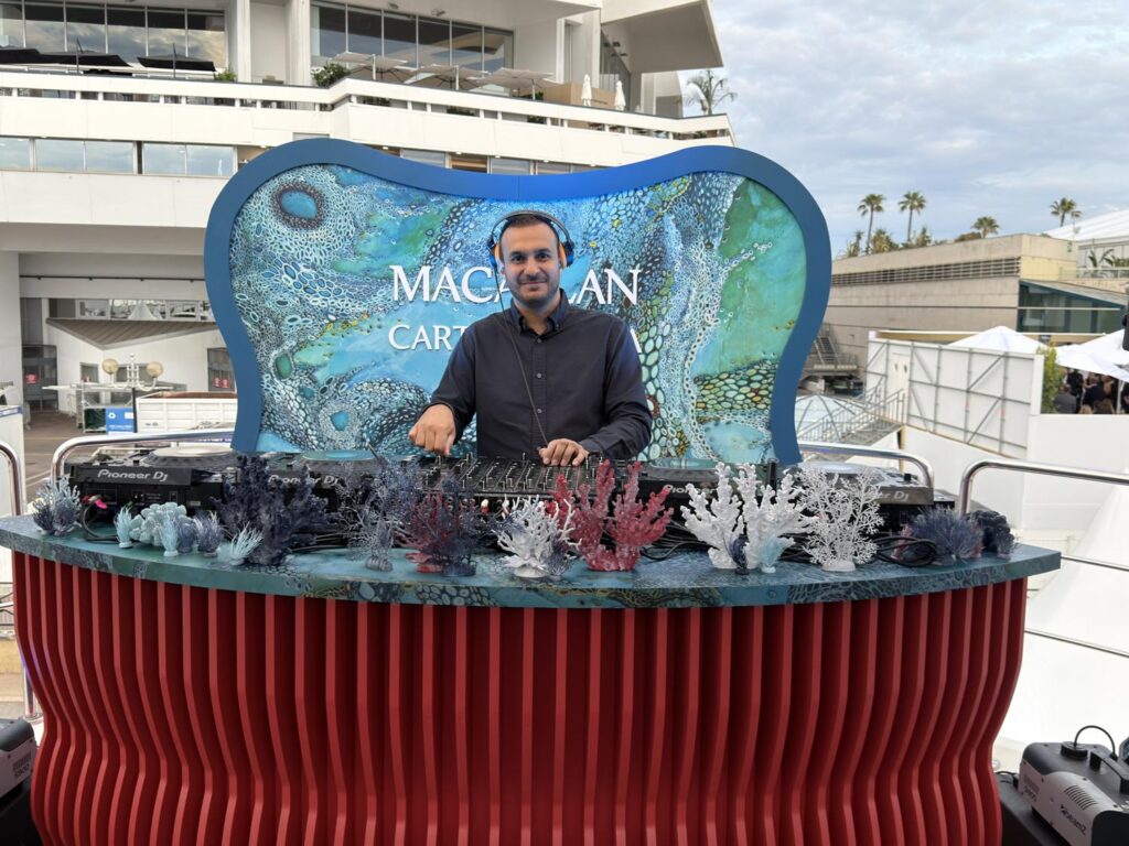 DJ Brice Adel dans une cabine aux couleurs d'une marque, sur un yacht dans le port de Cannes