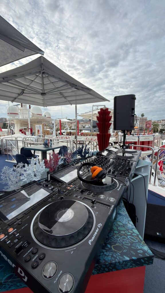 Cabine DJ sur le pont supérieur d'un yacht lors d'un événement de marque à Cannes