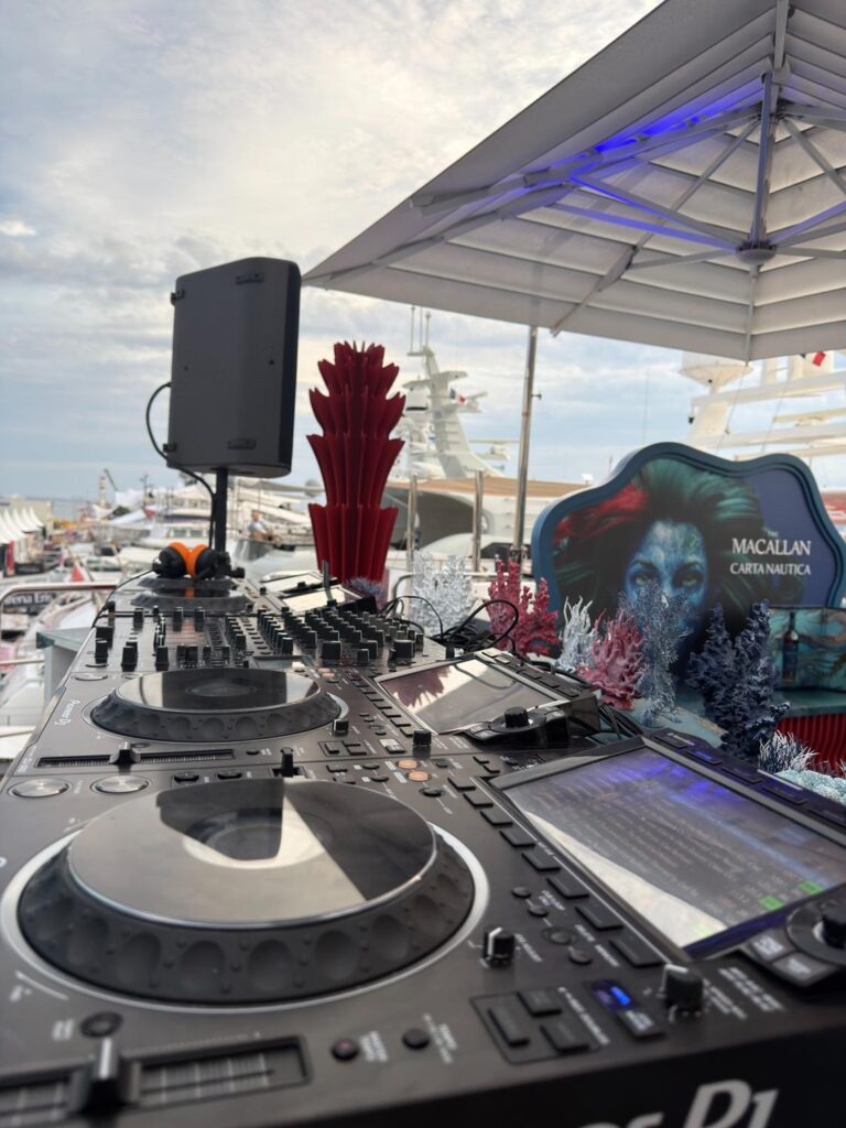 Platines DJ sur le pont d'un yacht dans le port de Cannes